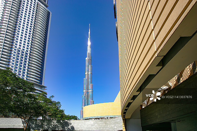 迪拜大厦比斯迪拜塔世界高楼纪念碑玻璃幕墙强化钢筋中东石油贸易经济产物象征工程奢侈品专卖店迪拜MALL图片素材