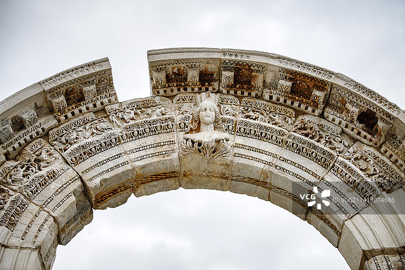 亚欧大陆交界土耳其以弗所古城拱门上的石雕浮雕历史遗迹图片素材