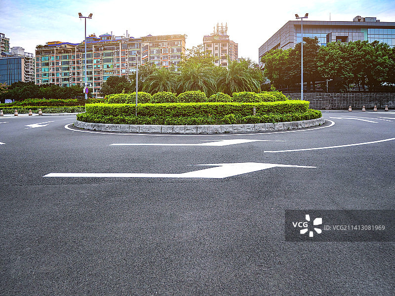 城市马路中心环岛车道花坛崭新柏油沥青公路上转弯掉头虚线交通标志标线无人路口无车畅通拐弯车辆背景图图片素材