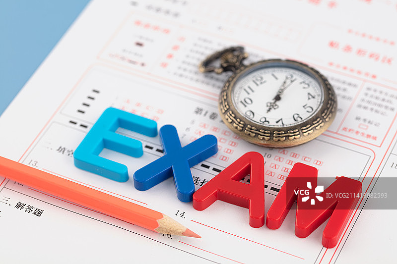 答题卡上的考试场景怀表和彩铅笔图片素材
