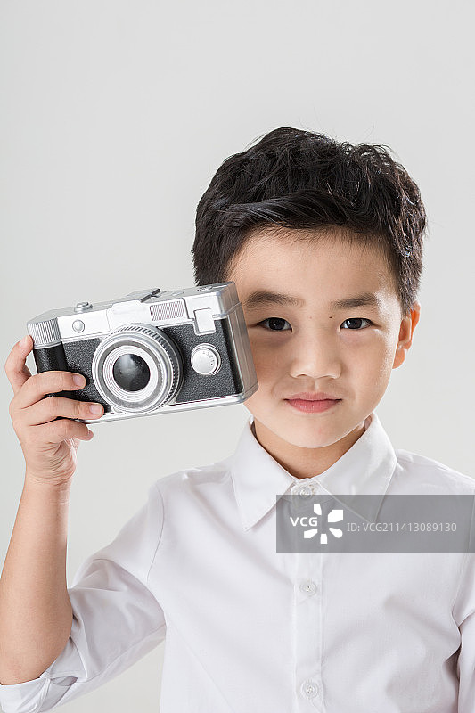 白色背景下可爱的中国小男孩肖像图片素材