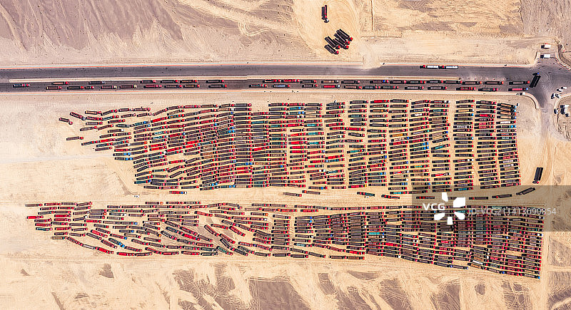 新疆哈密伊吾县淖毛湖乡货车停靠图片素材