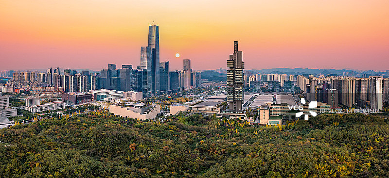 贵阳最大的城市公园：观山湖公园和它周围的城市风景图片素材