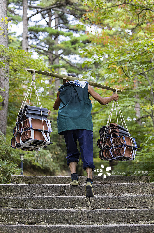 黄山上挑着瓦片的挑山工图片素材