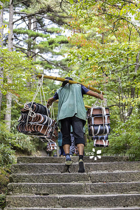 黄山上挑着瓦片的挑山工图片素材