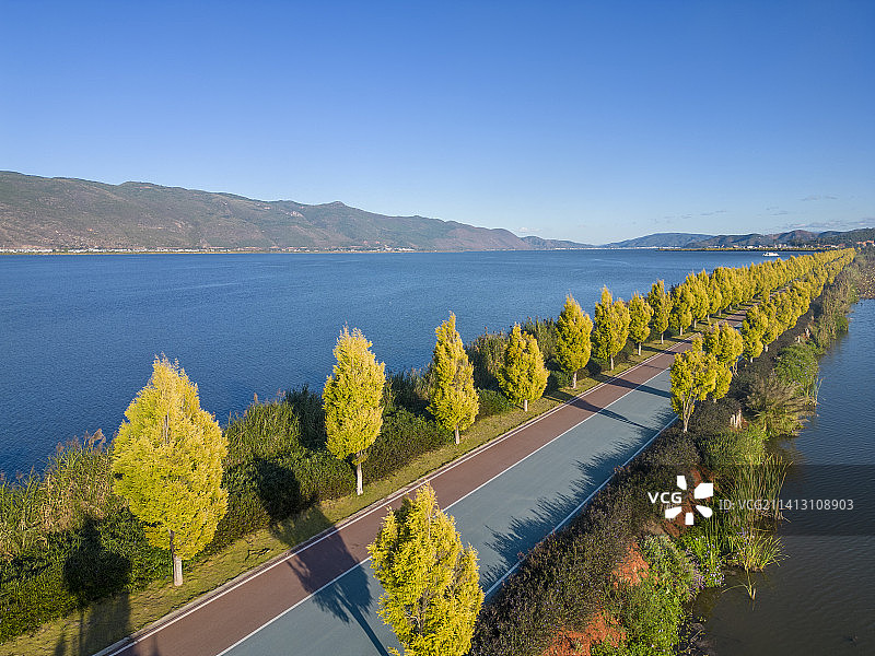 云南省红河州石屏异龙湖畔的跑道图片素材