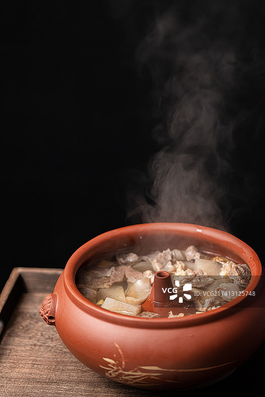 云南特色美食汽锅牛肉图片素材