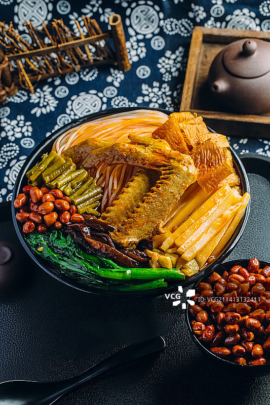 广西柳州鸭翅螺蛳粉图片素材
