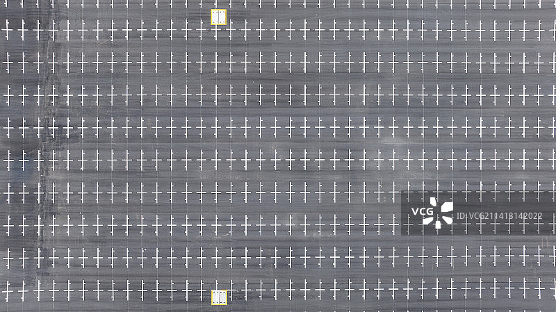 航拍大量的停车场空置车位图片素材