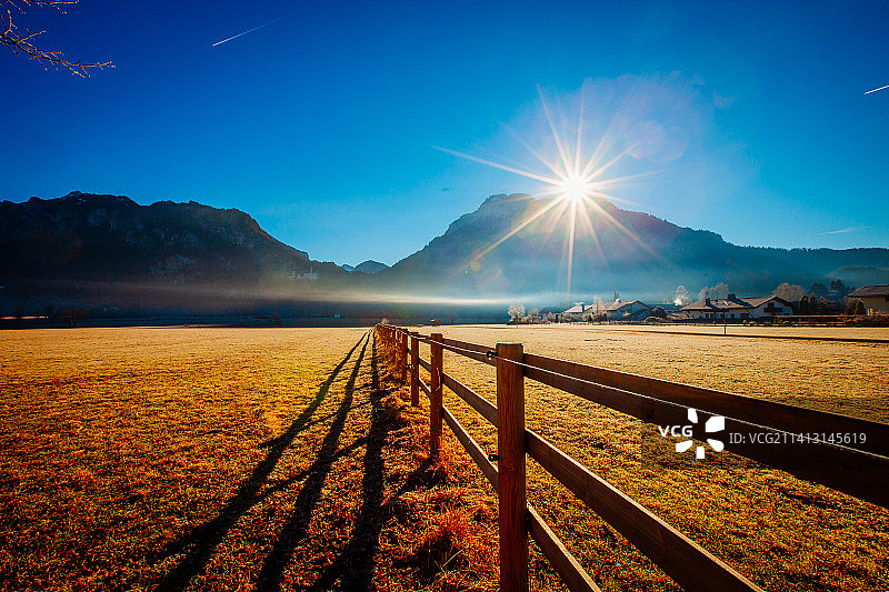 新天鹅堡周边，乡间霜雾图片素材