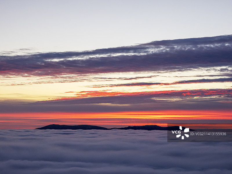 英国湖区安布尔赛德上方的红色山坡，温度反转形成的雾气，眺望科尼斯顿老 man 山图片素材