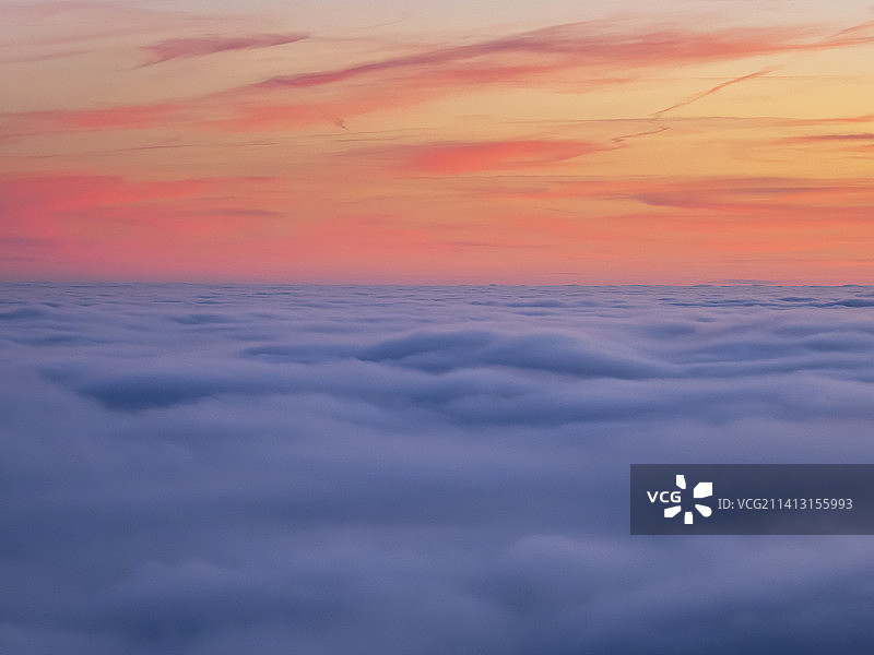 英国湖区安布尔赛德上空红岩的逆温雾气图片素材