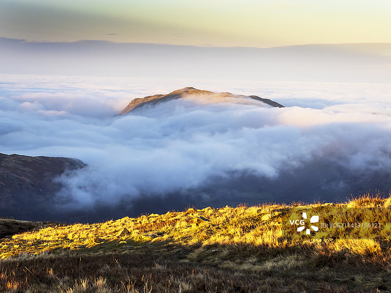 英国湖区安布尔赛德上方的红色山坡，逆温形成的薄雾朝着普莱斯费尔方向飘去图片素材