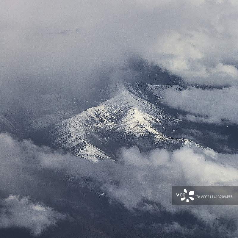 云中雪山图片素材