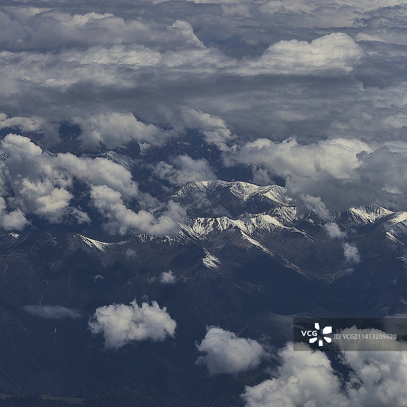 云中雪山图片素材