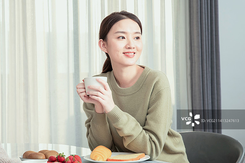 喝下午茶的年轻女人图片素材