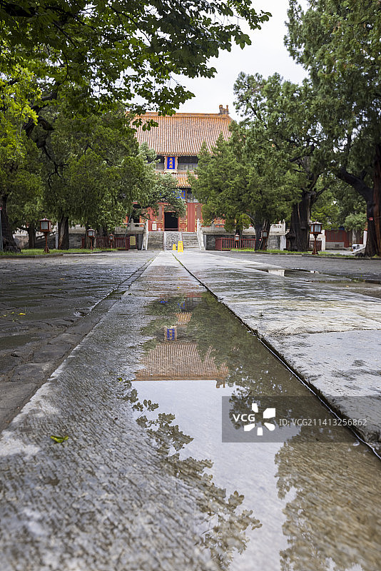 雨中北京孔庙大成殿图片素材