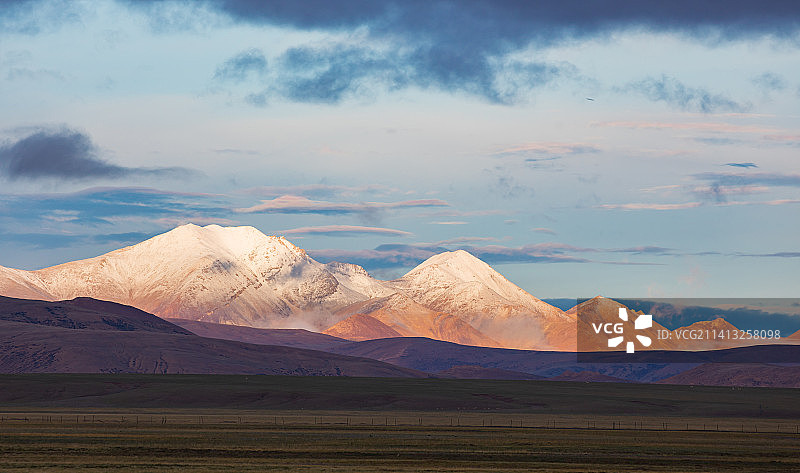 纳木纳尼峰脚下图片素材