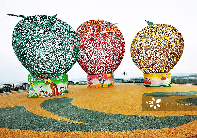 中国苹果之都——山东烟台栖霞市苹果造型景观雕塑图片素材