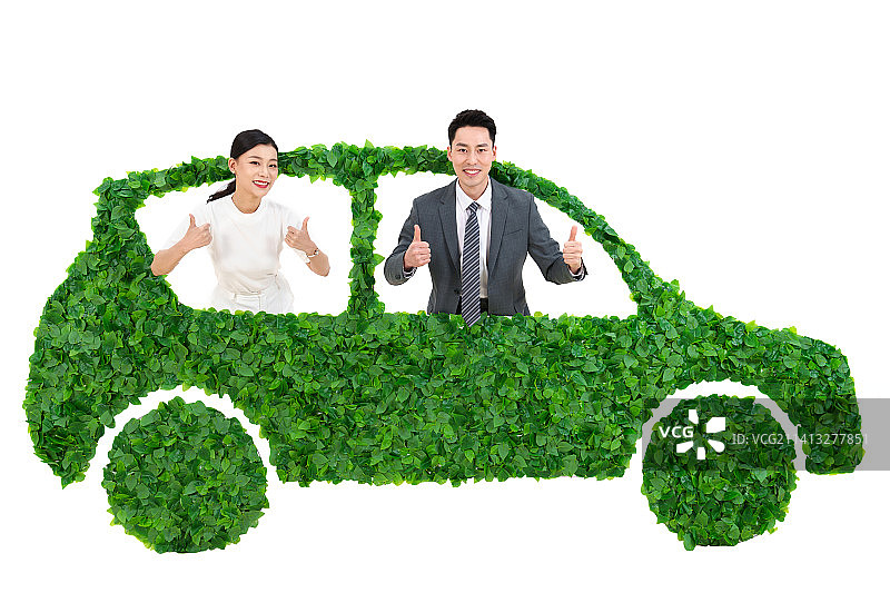 商务人士驾驶电动汽车出行图片素材