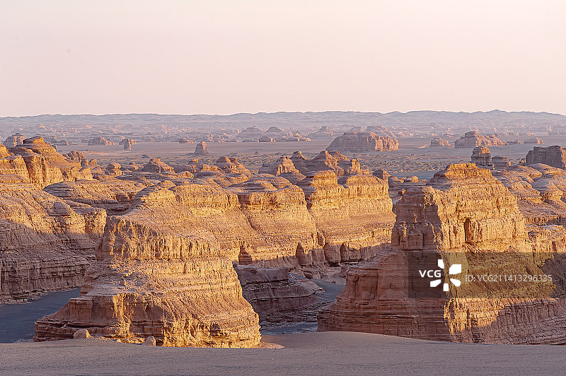 黄昏阳光下的甘肃敦煌魔鬼城图片素材