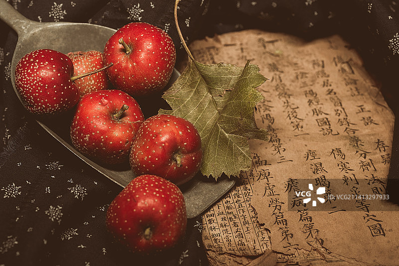 中国传统怀旧风格山楂和医书和老瓷碗瓷盘茶杯暖壶图片素材