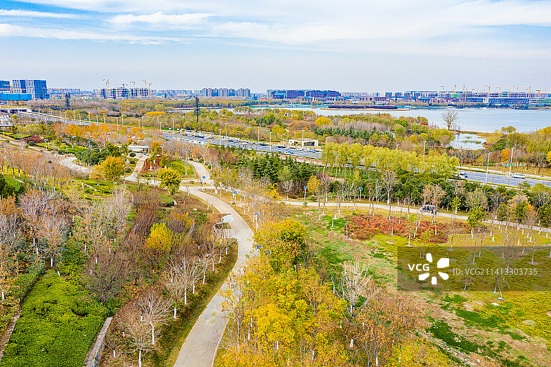 航拍郑州市森林公园凤山园区冬季层林尽染 河南郑州凤山森林公园图片素材