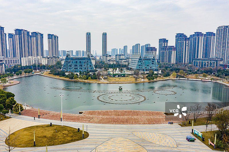 航拍河南郑州碧源月湖公园 郑州惠济中央公园图片素材