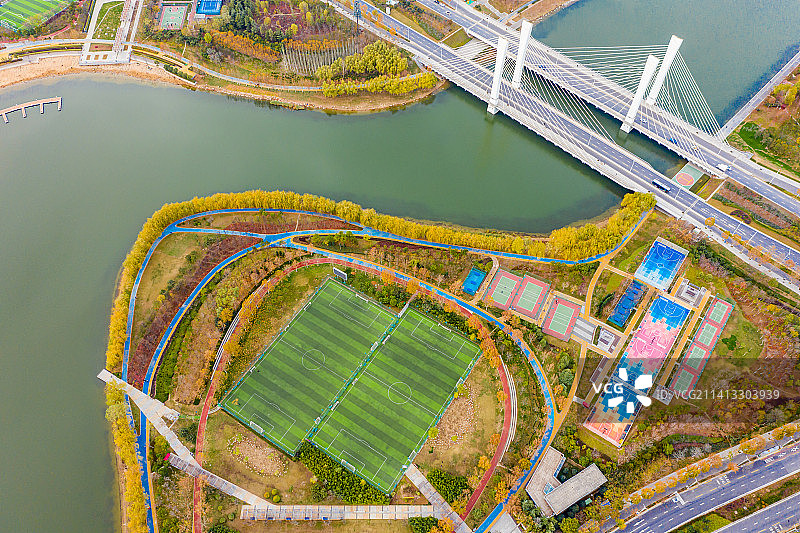 航拍河南郑州郑东新区西运河公园 郑州足球公园室外体育运动场地 全民健身体育设施图片素材