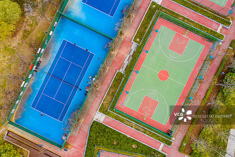 航拍河南郑州郑东新区西运河公园 郑州足球公园室外体育运动场地 全民健身体育设施 篮球场及网球场图片素材