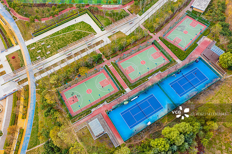 航拍河南郑州郑东新区西运河公园 郑州足球公园室外体育运动场地 全民健身体育设施 篮球场及网球场图片素材