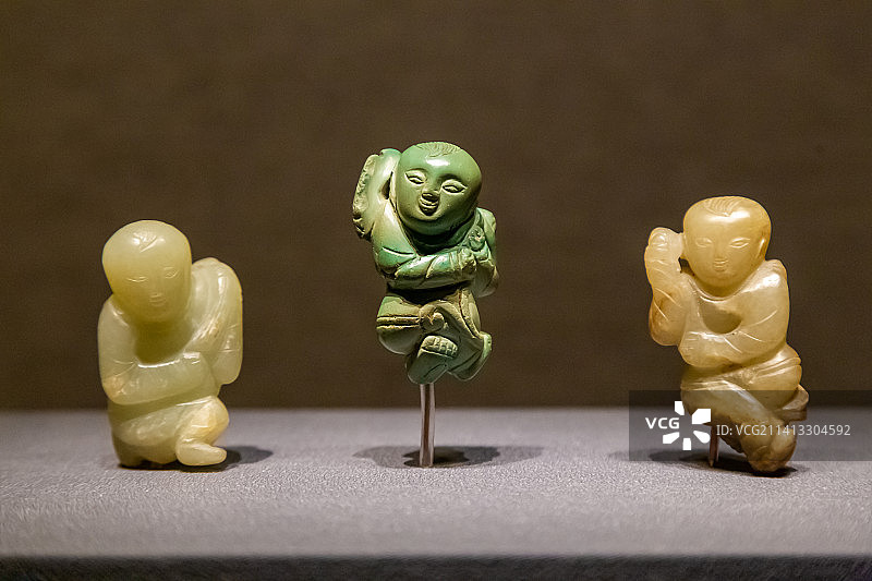 明代青白玉执荷童子佩、绿松石执双荷童子佩、青白玉执茨荷童子佩 湖北钟祥梁庄王墓出土 湖北省博物馆藏图片素材