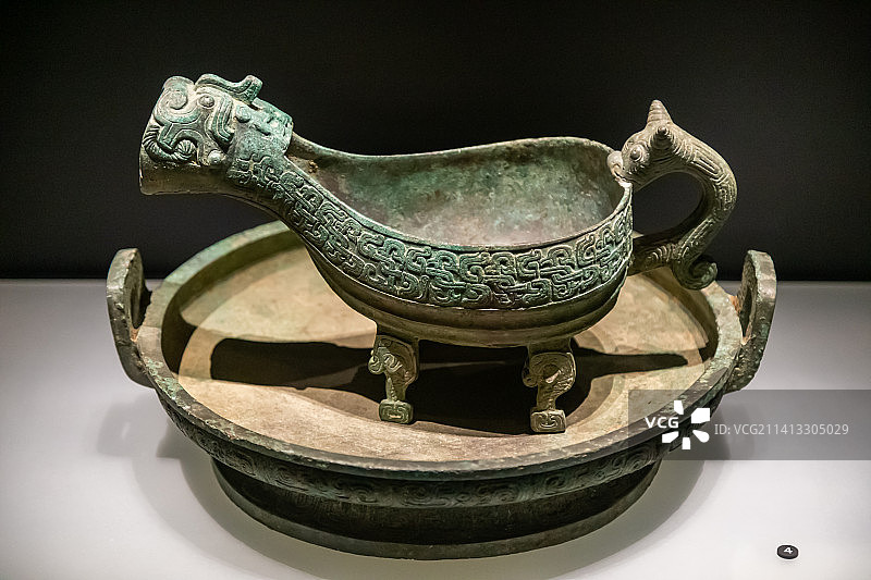 春秋时期塞公孙爿言父匜及窃曲纹铜盘 1969年枝江百里洲出土 湖北省博物馆藏图片素材