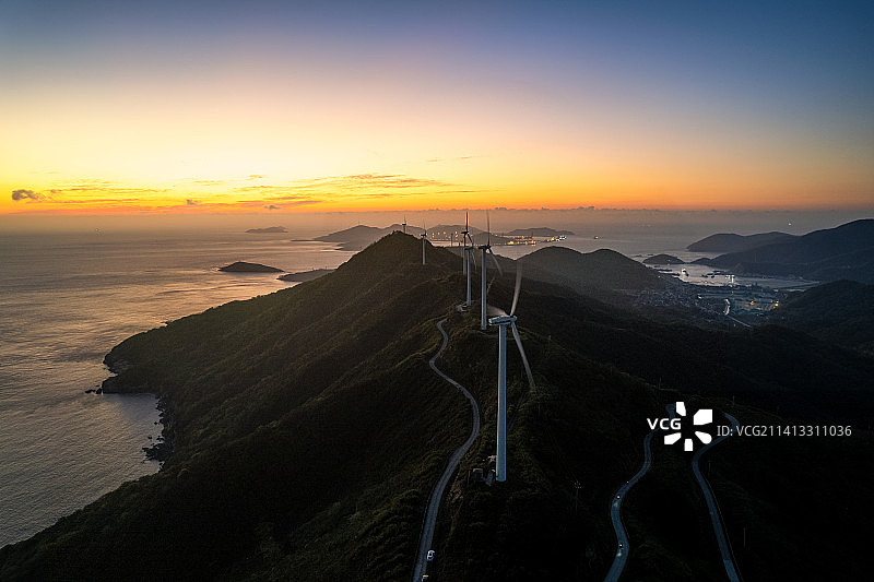 航拍视角下的衢山岛沿海风力发电站图片素材