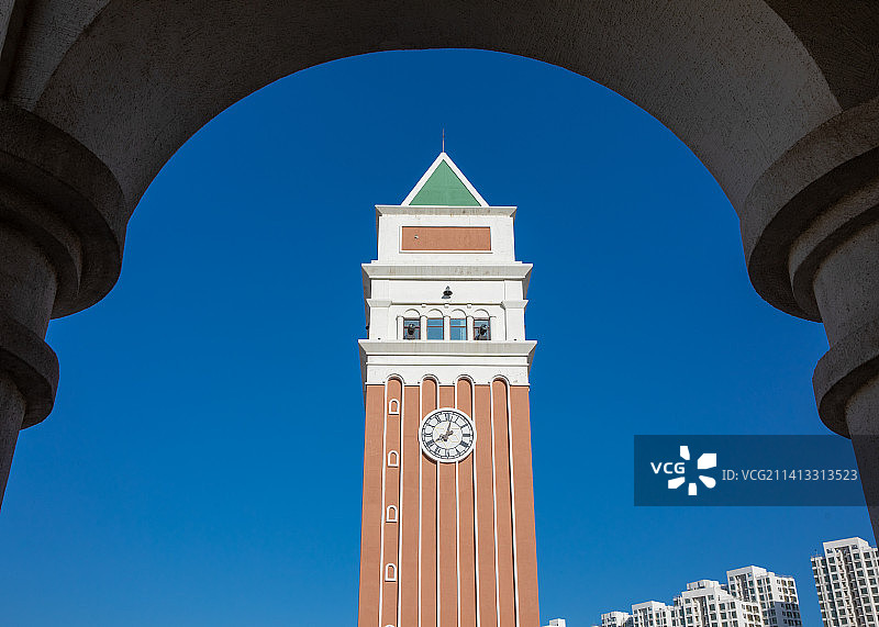 蓝天下建筑物钟塔的时钟特写镜头图片素材