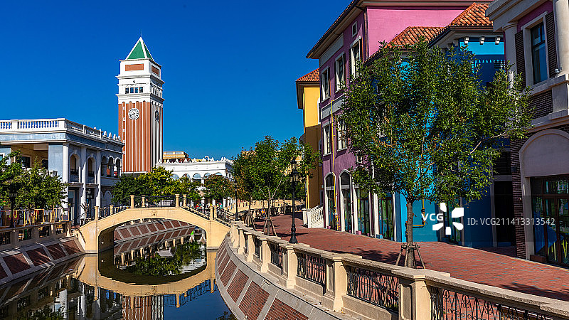 蓝天下天津武清佛罗伦萨小镇彩色房子倒映水面城市风光地标建筑图片素材