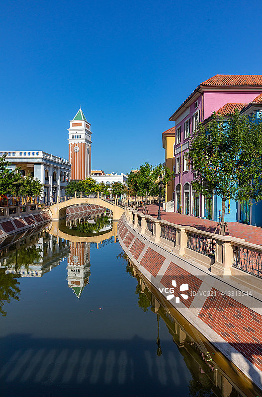 蓝天下天津武清佛罗伦萨镇彩色房子倒映水面城市风光地标建筑图片素材