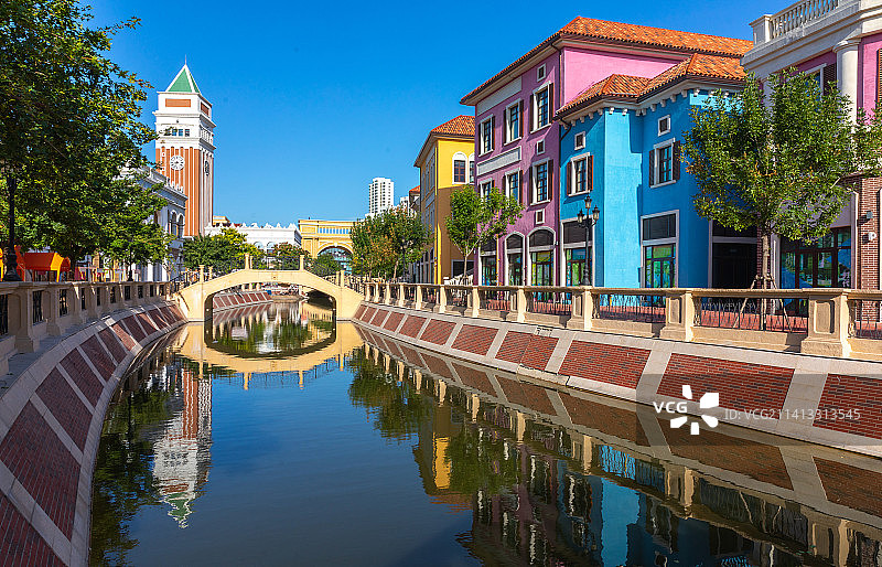 蓝天下天津武清佛罗伦萨小镇彩色房子倒映水面城市风光地标建筑图片素材