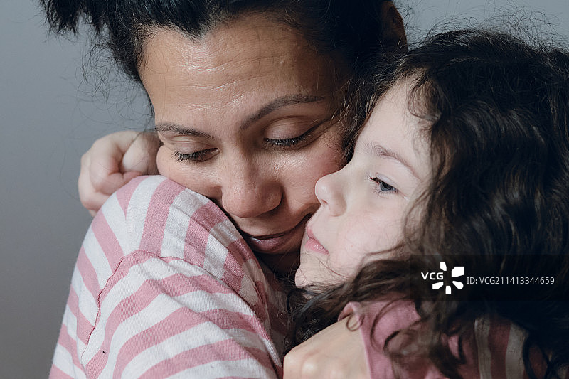 心烦意乱的小女孩被妈妈安慰，纽约，美国，美国图片素材