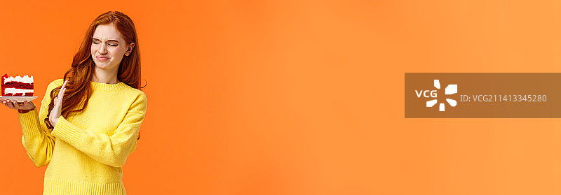 不用了，可爱的红发女孩试图抵制诱惑图片素材