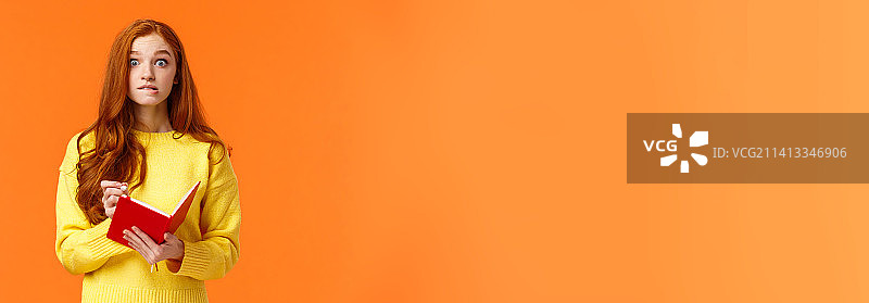 忘记约会的烦恼红发白人女孩，提醒图片素材