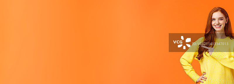 快乐迷人的红发女子购物图片素材