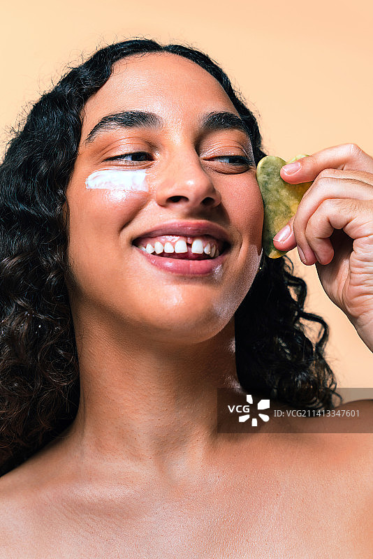 西班牙巴塞罗那美丽的西班牙裔女性肖像图片素材