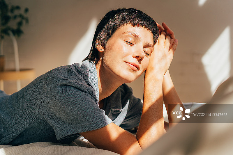 年轻女子在索契克拉斯诺达尔边疆区家中放松图片素材