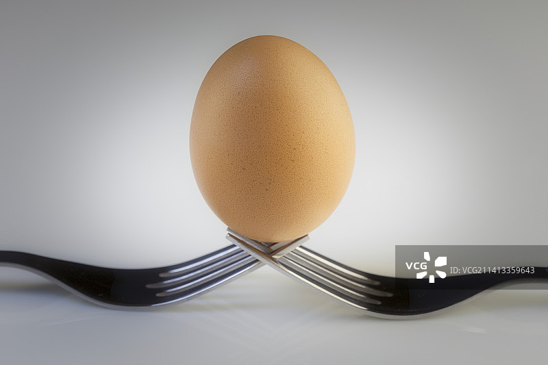 巴黎白色背景桌子上鸡蛋与餐具特写图片素材