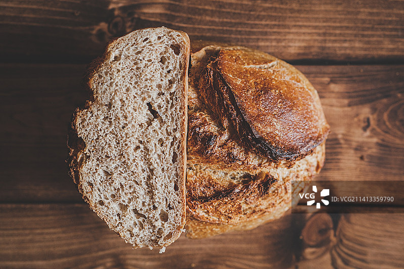 木桌上的自制面包（波兰）图片素材