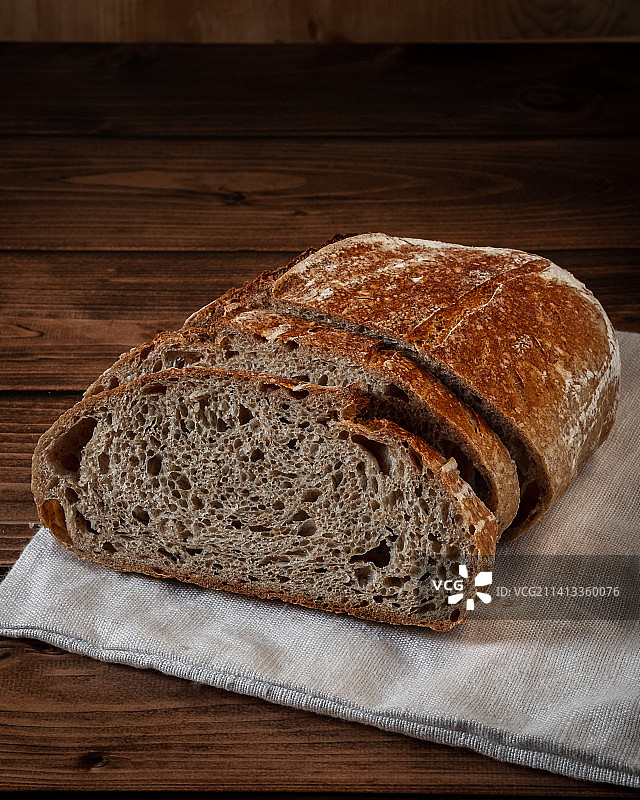 木桌上的自制面包（波兰）图片素材