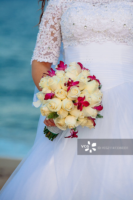 新娘手中的美丽婚礼花束图片素材