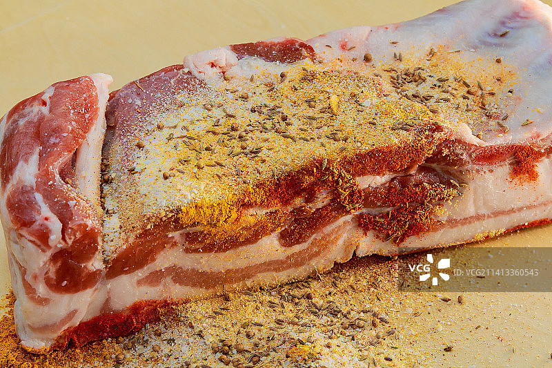 烤肉架上的肉特写图片素材