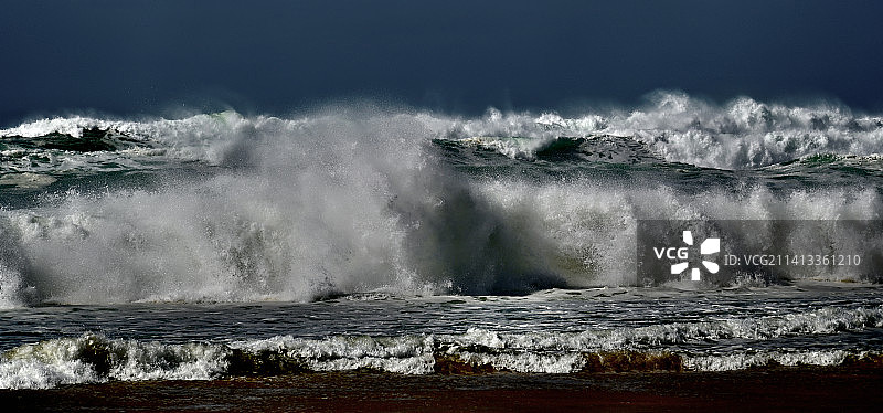 法国 Uza 海浪拍打岩石风光图片素材